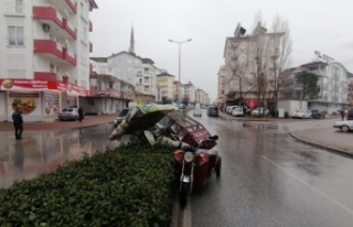 Hafif ticari araç 3 tekerlekli motosiklete çarptı:...