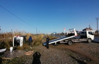 Hafif ticari araç takla attı: 3 yaralı