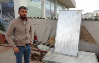 Hurdacı kadınlar, iş yerinin önünden güneş...