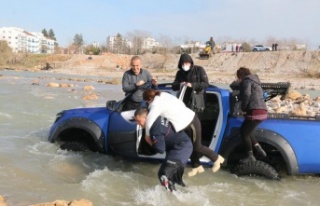 İçinde 4 kişinin bulunduğu arazi aracı akıntıya...