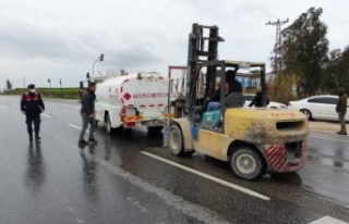 Kamyona, yakıt tankeri çarptı şans eseri yaralanan...