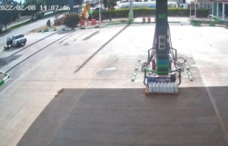 Kapı açılınca dışarı uçan acemi driftçiye...