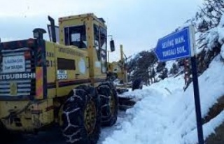Kar temizleme çalışmalarında 2 metrelik kar dağları...
