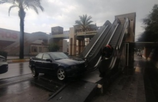 Kayganlaşan yolda direksiyon hakimiyetini kaybetti,...