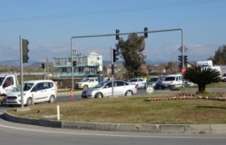 Kırmızı ışığı son anda fark edip fren yapınca...