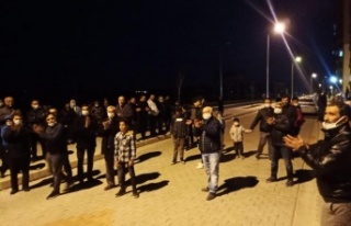 Komşuları yüzünden ellerinde sopalarla ekmek almaya...