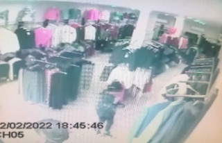 Köpeğiyle mağazaya gelip 280 TL değerinde mont...