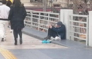 Manavgat'ta zabıta ekibini gören dilenci bir...