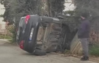 Öğrenciye çarpmamak için yol kenarındaki duvara...