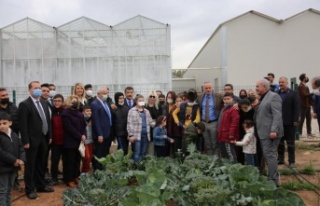 Otizmli çocuklar ektikleri ürünlerin hasadını...