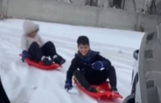 Otomobil arkasına bağlı kızakta çocukların kayak...