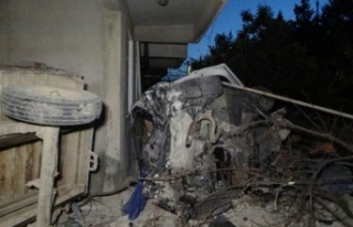 Otomobille makas atan gençler kaza anlarını böyle...