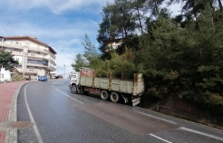 Rampada arıza yapan kamyonunu şarampole düşürerek...