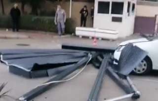 Şiddetli fırtına otel çatısındaki tente ve malzemeleri...