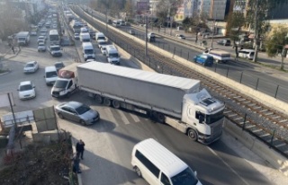 Tır yolcu otobüsüne çarptı, karayolu trafiğe...