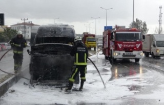 Tur minibüsü alev alev yandı, turistler canlarını...