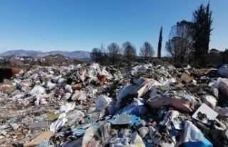 Turizm merkezine yakışmayan çöplük görüntüsü