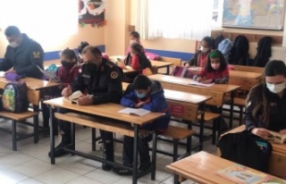 Yarbay Mindivanlı öğrencilerle kitap okudu