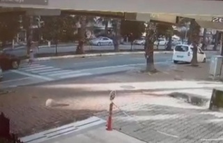 Yaya geçidinden geçmek isteyen küçük kızın...