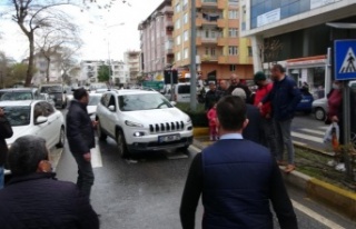 Yaya geçidine park edip kazaya davetiye çıkardı