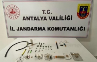 Yol kontrol noktasında durdurulan araçtakiler suç...