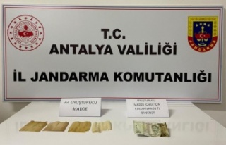 Yüzündeki maskeyle uyuşturucu taşırken yakalandı