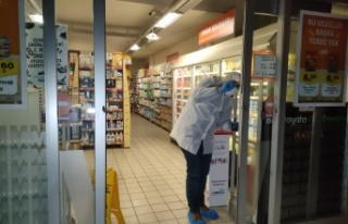 Zincir market şubesinde cerrahi maskeli silahlı...