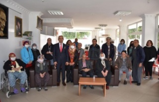 73 yaşındaki demir adam, huzurevi sakinlerine moral...