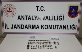 82 parça tarihi eser ele geçirildi: 2 gözaltı