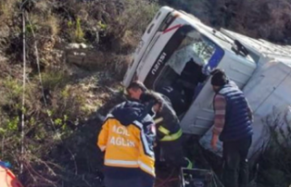 Alanya'da korkutan kaza: Şarampole yuvarlandılar
