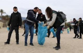 Alanya'da öğrenci ve polisler sahili temizledi