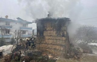 Alanya’da 100 yıllık taş ev yandı