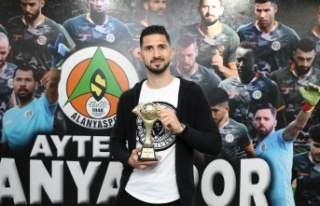 Alanyasporlu Emre Akbaba'ya 'En iyi futbolcu'...