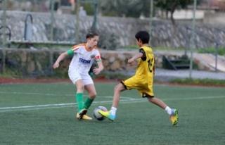 Alanyasporlu minik futbolcular şampiyon oldu