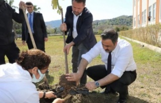 ALKÜ'de meyve fidanı toprakla buluştu