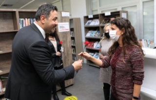 ALKÜ’de kadın personele karanfil