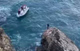 Balık avlarken falezlerde mahsur kalan amatör balıkçı...
