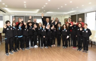 Başkan Uysal, genç yüzücülerle bir araya geldi