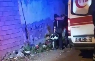 Bıçaklanan gencin karşısında gülüşerek video...