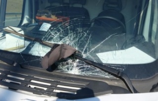 Çarpmanın şiddetiyle şapkası cam sileceğinde...