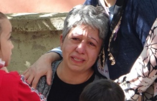 Evinin mutfağı küle dönen kadın gözyaşlarını...