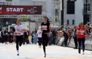Kadınların yüksek topuklu koşusunda renkli görüntüler
