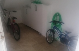 Kağıt toplayıcısı, bebek arabasını çek çek...