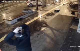 Kaldırımda yürüyen vatandaş saniyelerle ölümden...