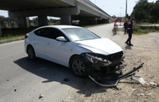 Kaza yaptığı otomobilden kendini dışarı zor...