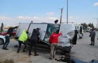 Kontrolden çıkan kamyonet önce bariyerlere çarptı,...