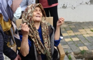 Küle dönen evin içerisinden zor kurtulan yaşlı...