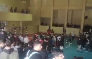 Liseler arası futsal maçında tekme tokatlı kavga