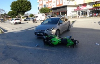 Motosiklet sürücüsü başındaki kask sayesinde...