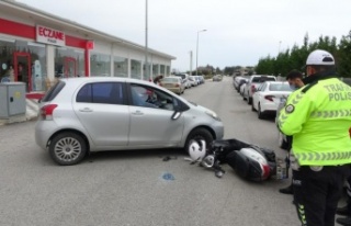 Motosiklet sürücüsünü kazada taktığı kask...